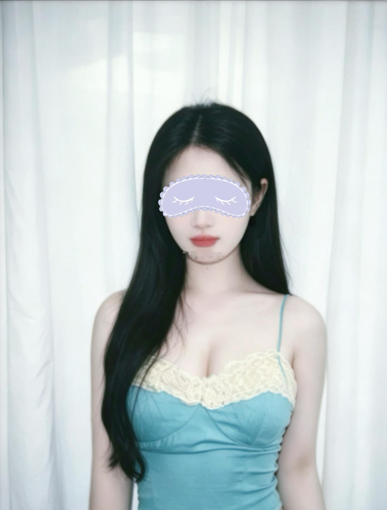 女人味浓浓的湖蓝色吊带[求关注][求关注][求关注] ​​​