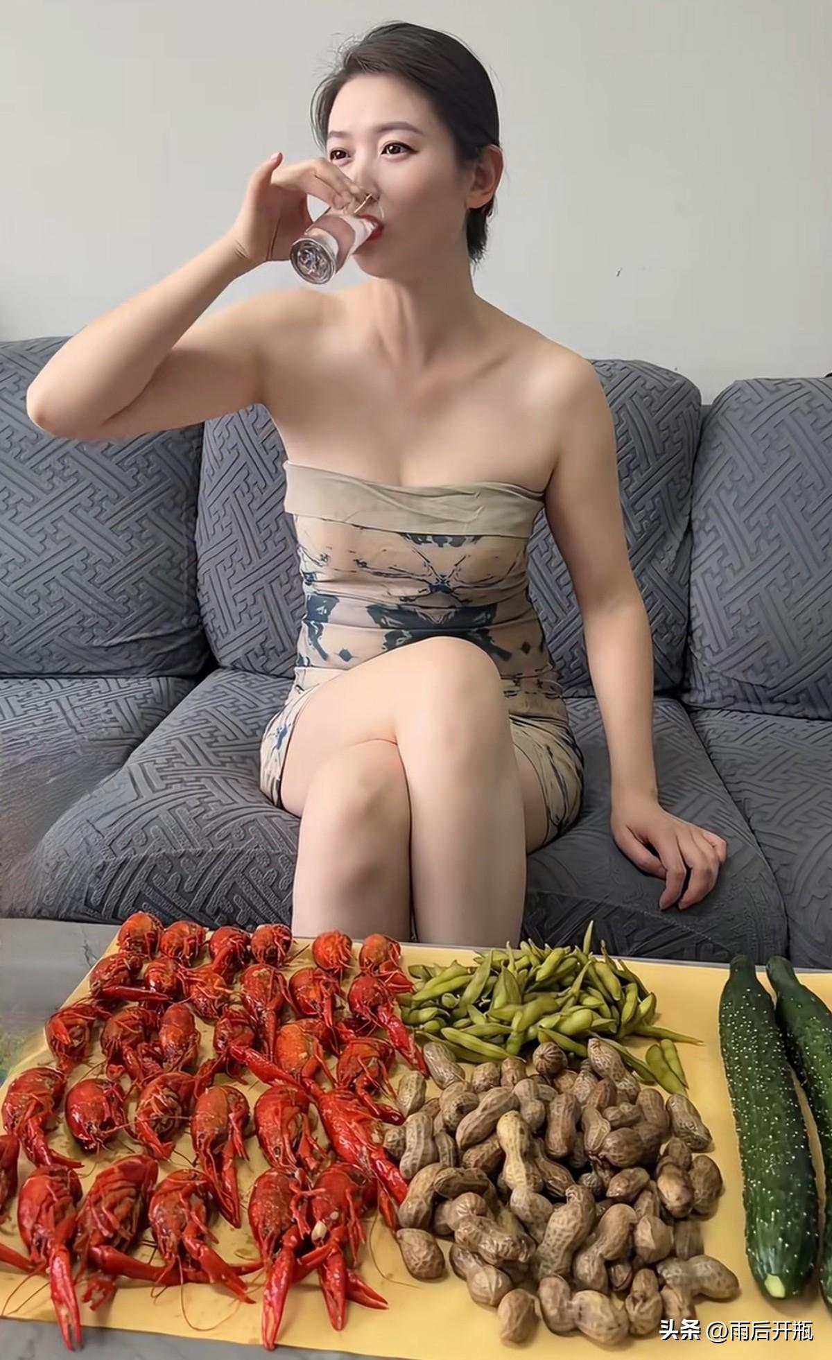 花生毛豆小龙虾，美女微醺笑哈哈。一口下酒菜，日常美好全装下！