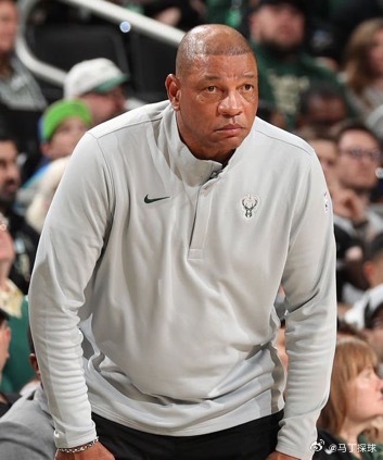 美记：人们越来越预期这将是道格·里弗斯担任雄鹿队主教练的最后一个赛季，而泰勒·詹