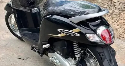 光天化日下，缅北一镇区街头一辆价值百万缅币的摩托车被抢走