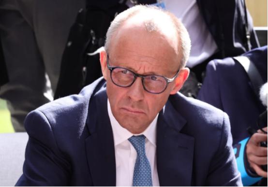 美伊冲突还没平息，欧洲内部就先乱了，德国总理默茨两次主动致电西班牙首相桑切斯，结