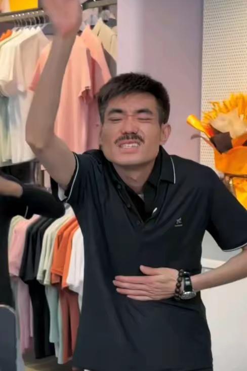 阿四，最近开启了直播带货卖衣服1天销量4000件，本以为开播只是唠嗑带货耍嘴皮子