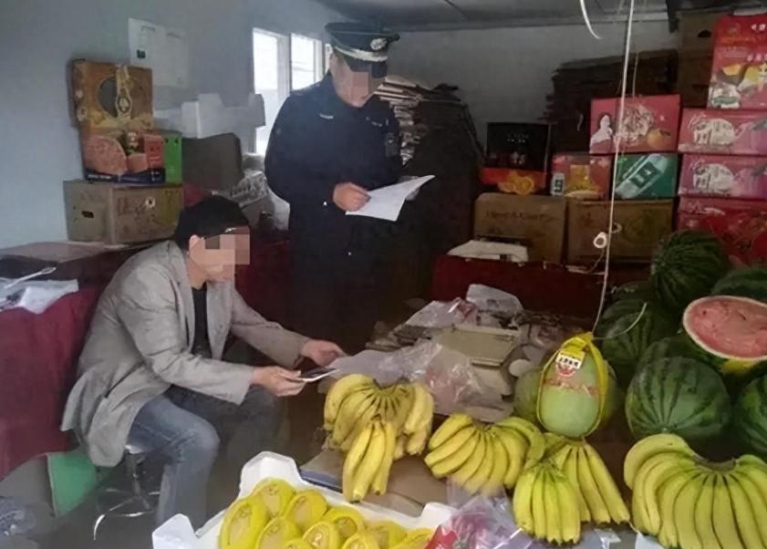 河南驻马店，一男子在商店买香蕉，被市监局检查出农药残留超标，要对男子处罚5.5万
