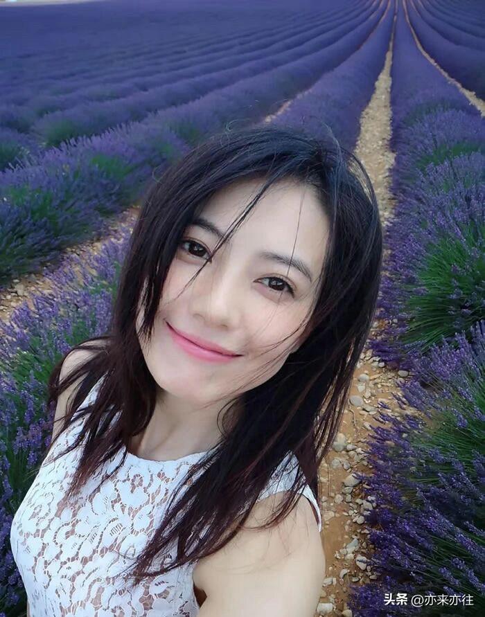 老照片欣赏：  摄于2014年，法国，时年35岁的高圆圆拍下了这组照片！

没有
