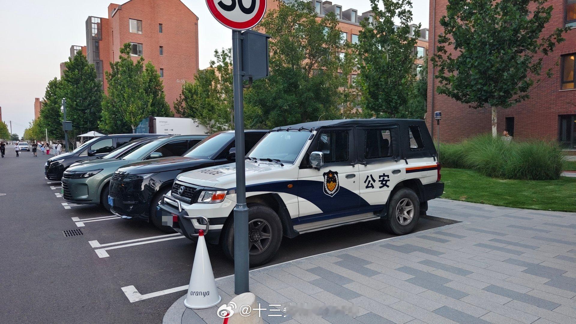 第一次见猎豹Q6的敞篷版，曾经黑金刚时代就给许多部队和特警执勤提供了敞篷的特种车