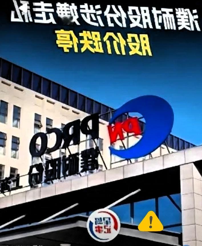 真觉得挺魔幻的。
咱们老百姓平时坐个地铁高铁！
包里带瓶防晒喷雾、拿把小水果刀，