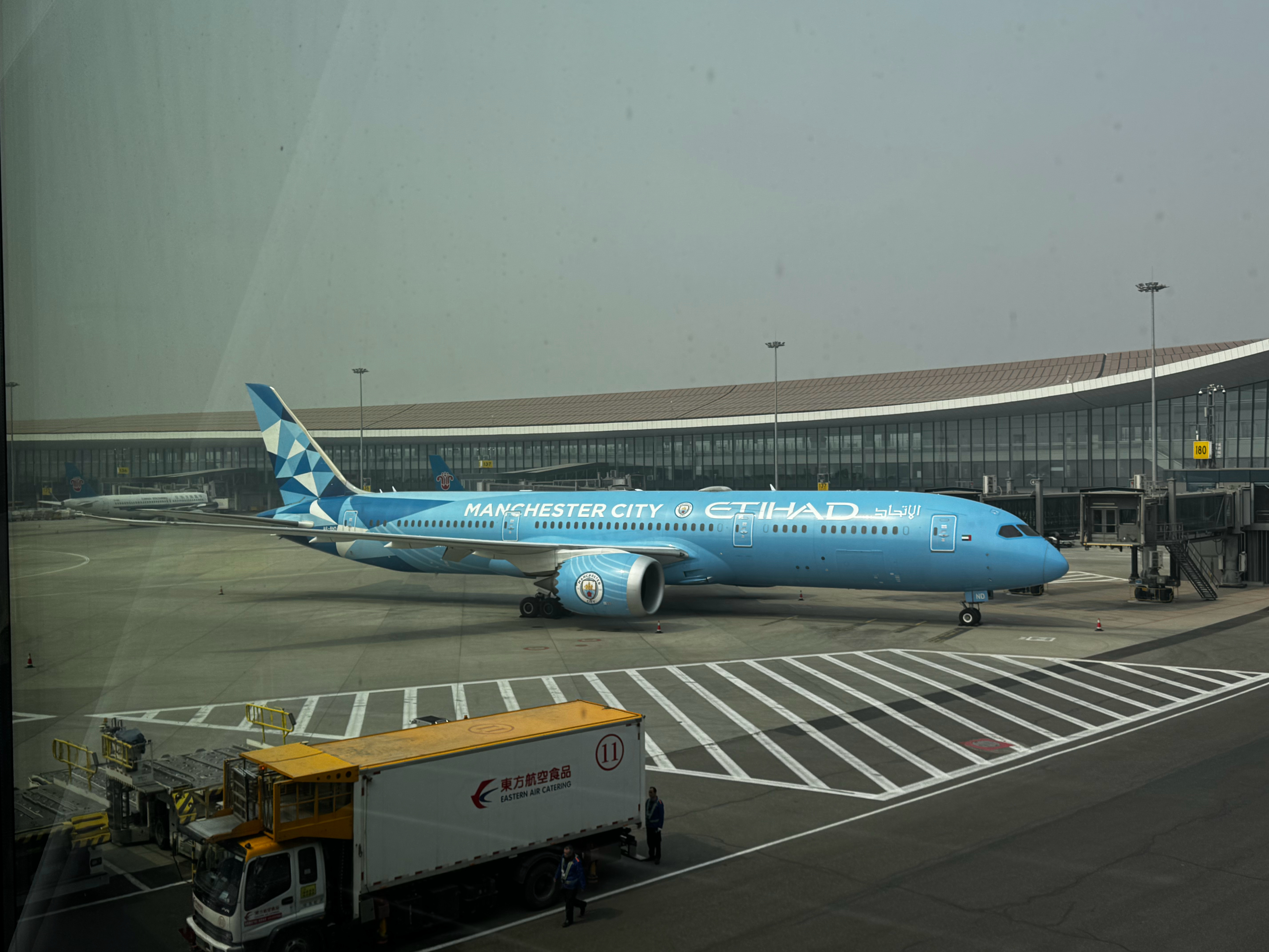 伊蒂哈德航空的这个曼城痛机涂装，确实帅嗷…曼城 北京·北京大兴国际机场