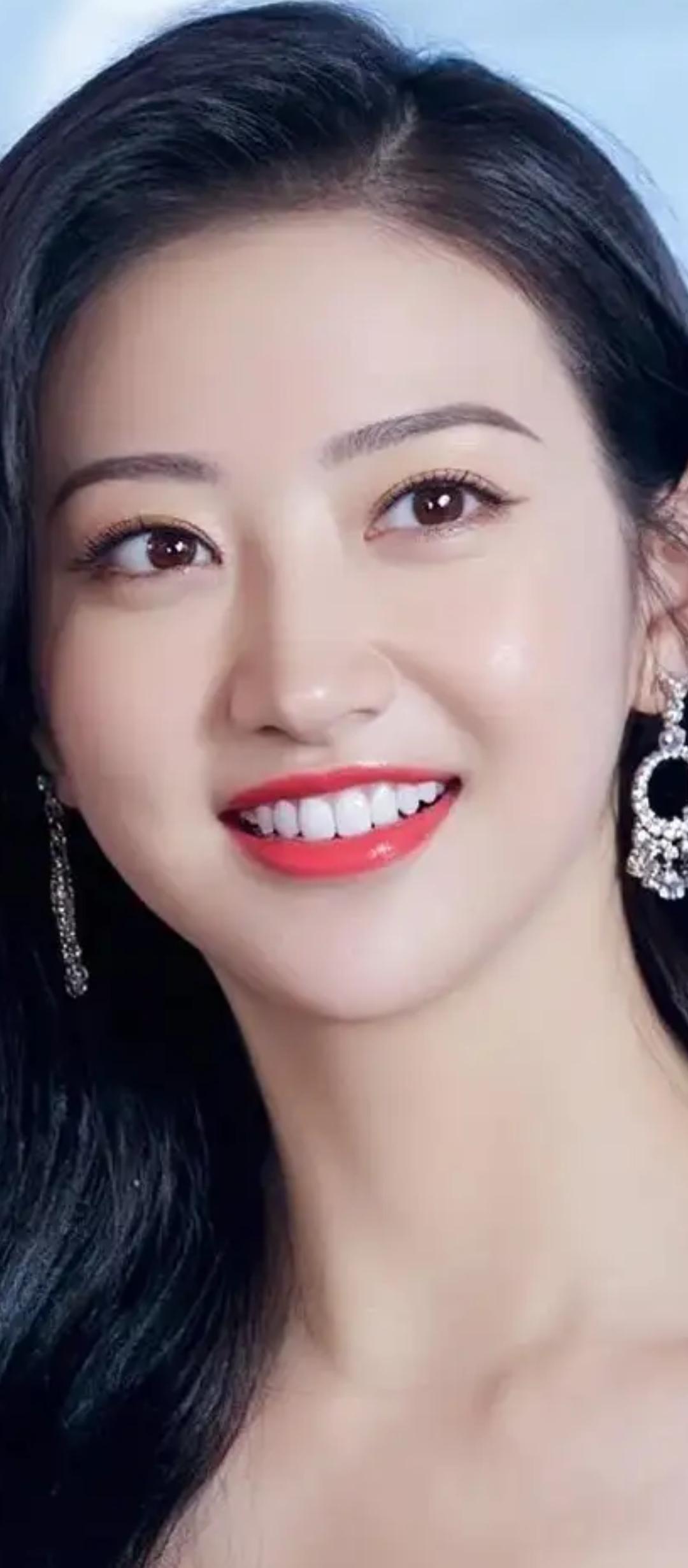 微笑的魅力，闪耀的耳环，优雅的你