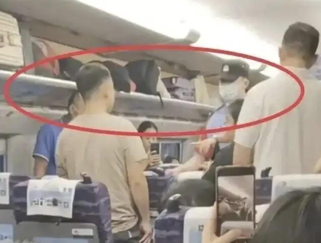 男子在高铁上亲一个7岁的女孩，在被女孩妈妈发现后，狡辩是因为女孩太可爱，还说他们