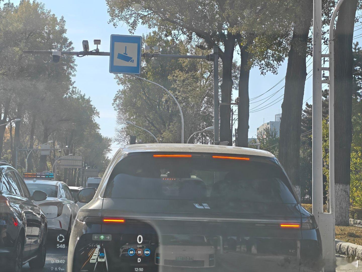 断开的高位刹车灯是不是有点丑虽然我理解是为了后视摄像头的融合设计 ​​​