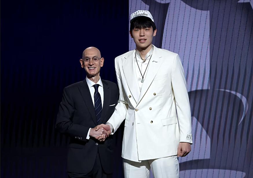 看NBA上咪咕视频，9月29日开拓者公布了新赛季训练营名单，其中杨瀚森的身高是2