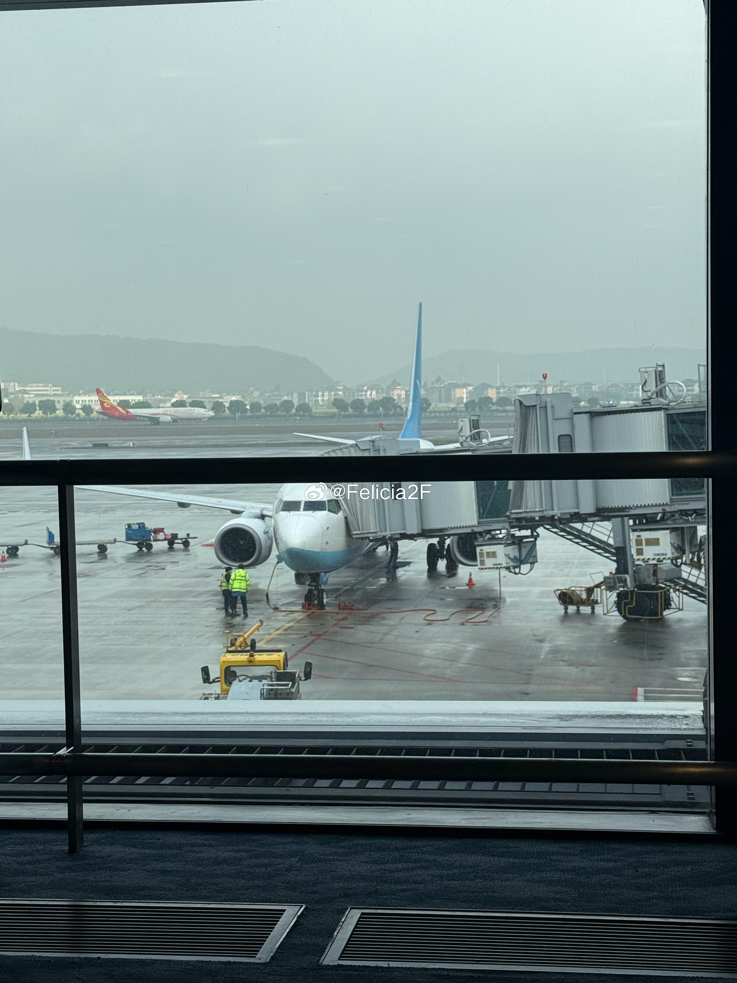 现在的出行 大部分都与工作相关咯又是一个早班机 杭州·杭州萧山国际机场