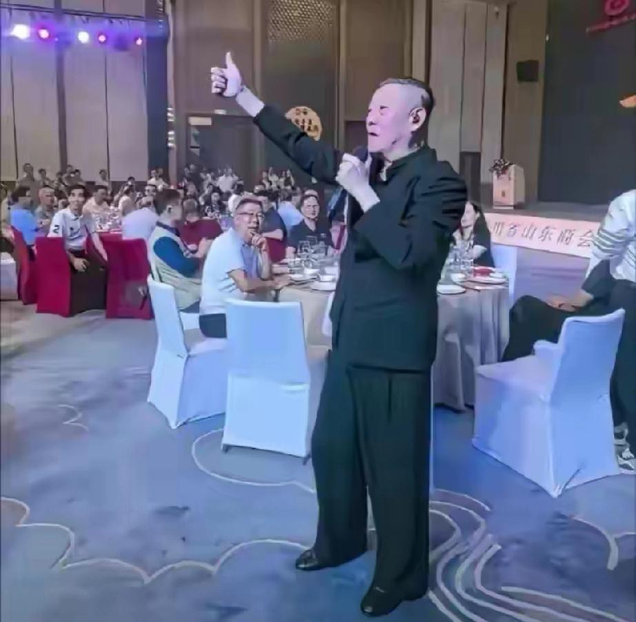 唏嘘！昔日歌坛天王，如今沦落酒店商演，一场酬劳仅18万
 
    谁能想到，曾