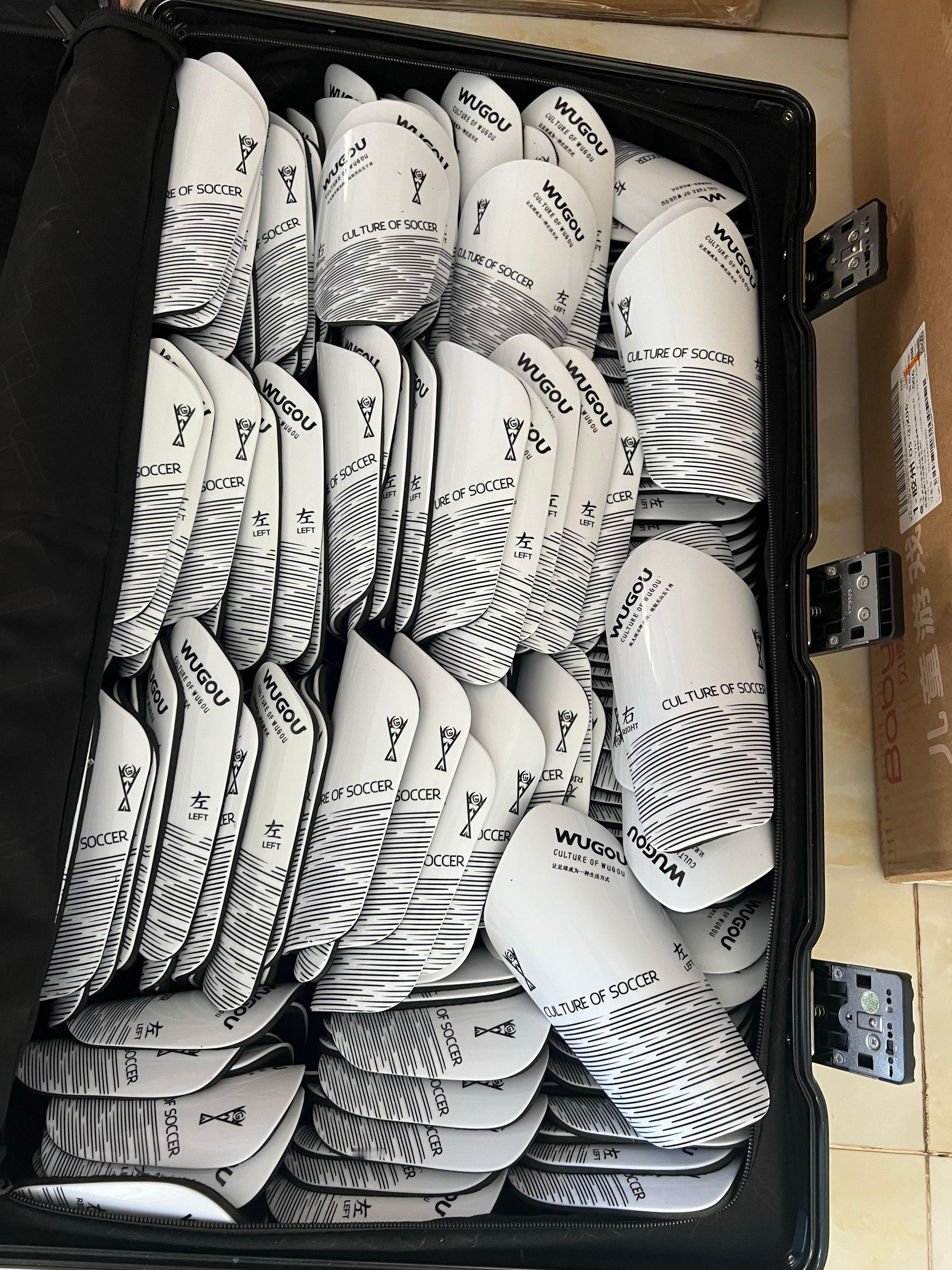 带 100 套护腿板给留洋小将，他们也可以送送小伙伴，感谢吴钩足球赞助，感谢夫夫