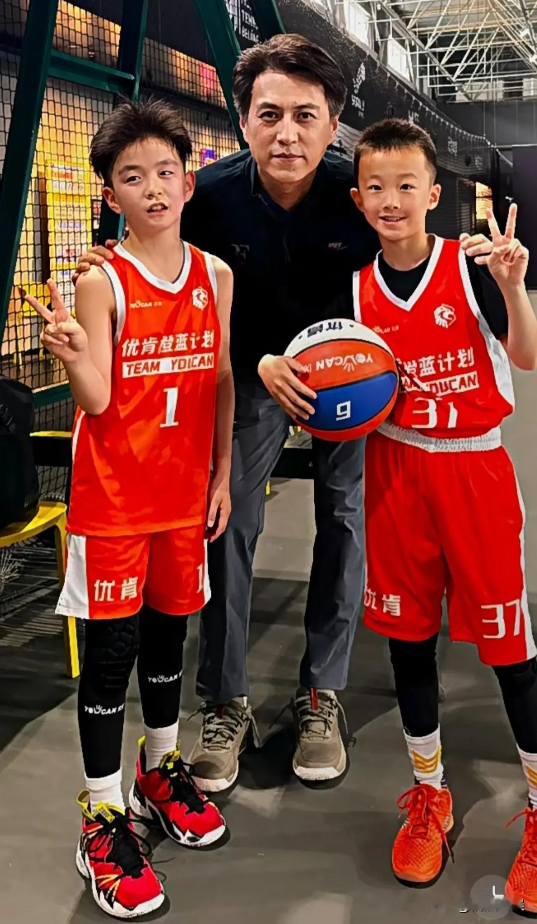 靳东在北京观看青少年篮球赛，他真的越来越有体制内那味了！[呲牙]
穿着夹克衫配休