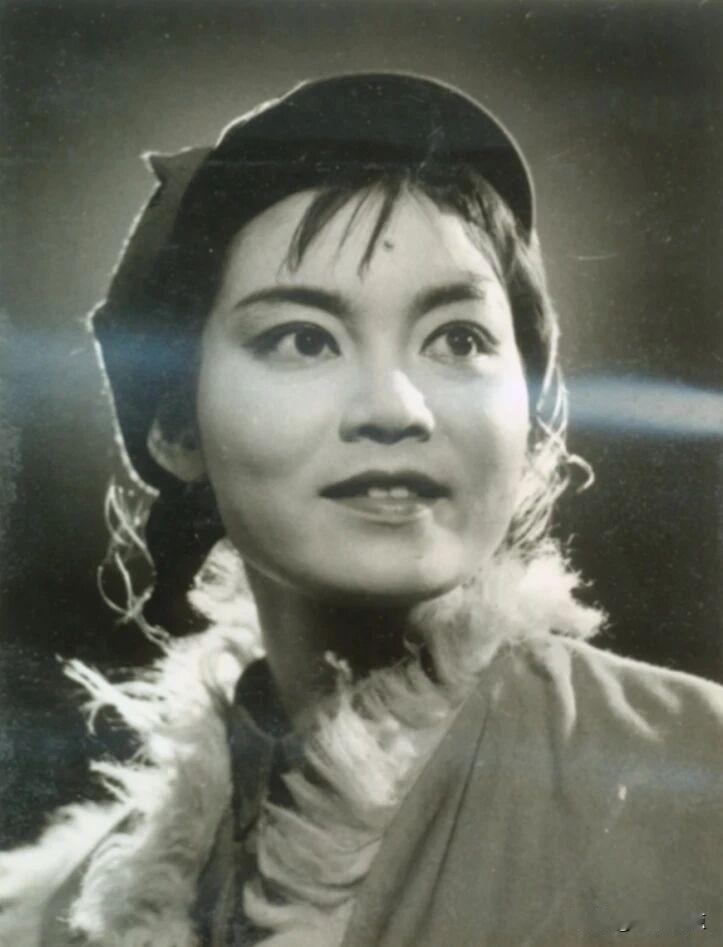 1977年，上海电影制片厂演员剧团排演话剧《万水千山》，23岁的潘虹参与该剧演出