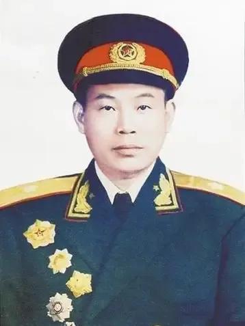 1950年，在长津湖战役中，志愿军缴获了3000条毛毯，89师政委王直却下令全部