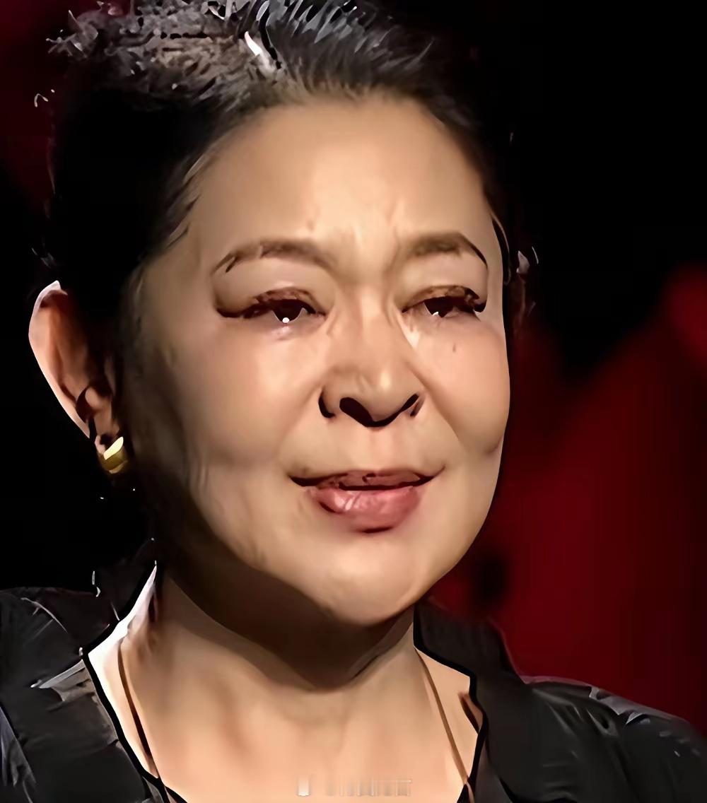 倪萍年轻时端庄大气，如今面容变化之大几乎判若两人。岁月把曾经的惊艳一点点带走，美