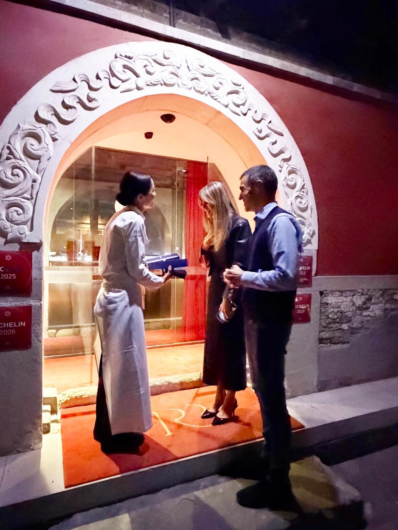 西班牙首相携夫人吃晚餐被偶遇，夫人造型超优雅，还收到精美礼物。

4月13日当天