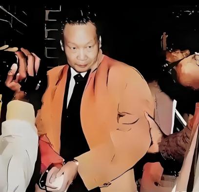 1986年，我国潜伏美国长达37年的王牌特工金无怠被捕，在面对严酷审讯时，他突然