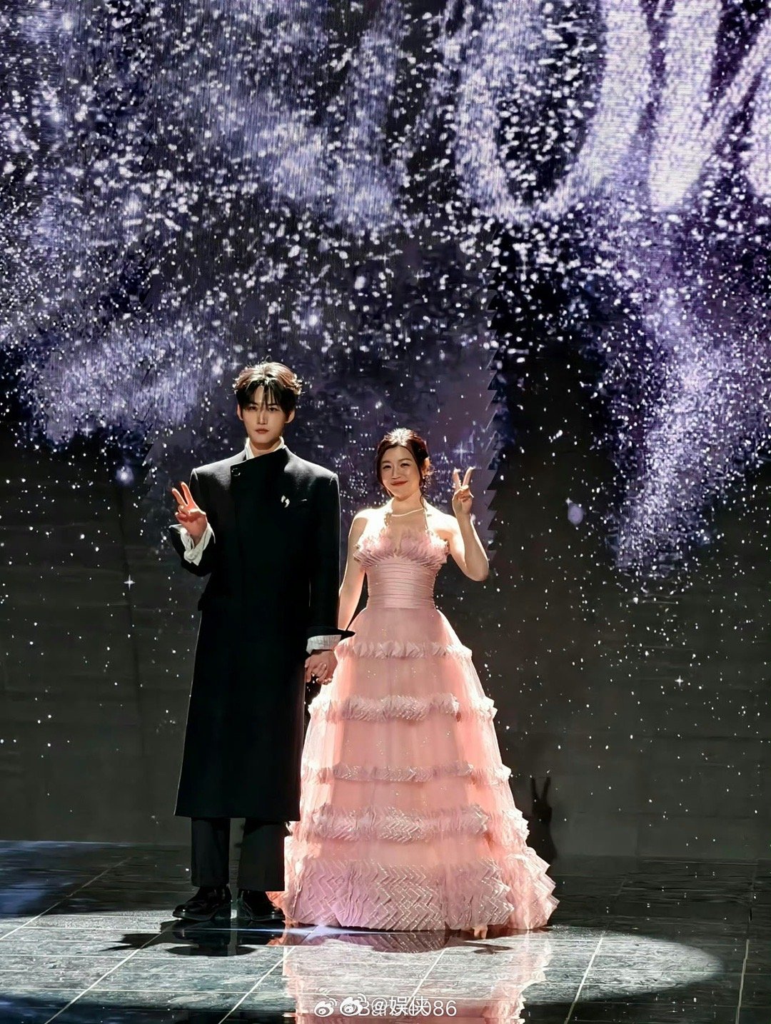 陈妍希周柯宇牵手走红毯《狙击蝴蝶》陳妍希周柯宇 甜蜜牵手走红毯，嗑到了！ 202