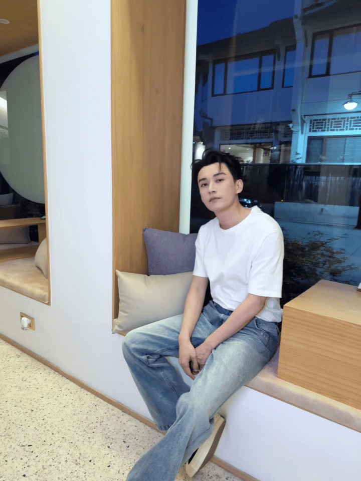 哇塞！是白T的刘学义！咋这么男大！好帅好帅[色][色][色] ​​​