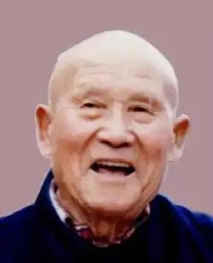 他是中国最长寿的老红军，没有之一。47岁才参军，63岁才娶上媳妇，66岁当爹，一