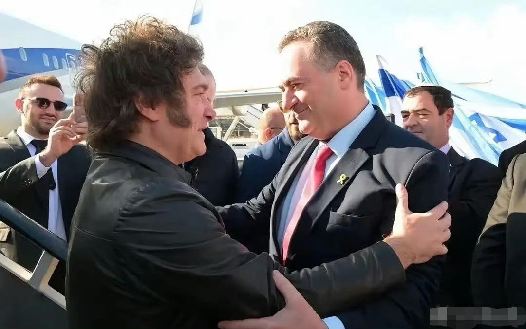 米莱抵达以色列后先赴哭墙祈祷， 并头戴犹太小帽，情绪激动落泪，仪式感拉满。
  