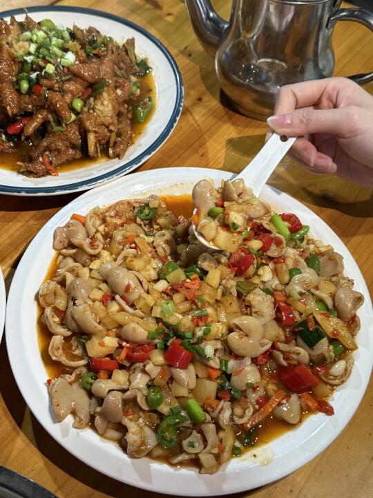 藏在赣州老城区的苍蝇馆子的酸菜炒大肠绝了
