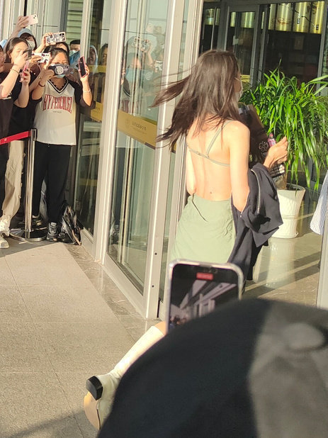 迪丽热巴当年穿这套好像被人摸背了，不过真不怪别人啊，这穿的确实太清凉了 