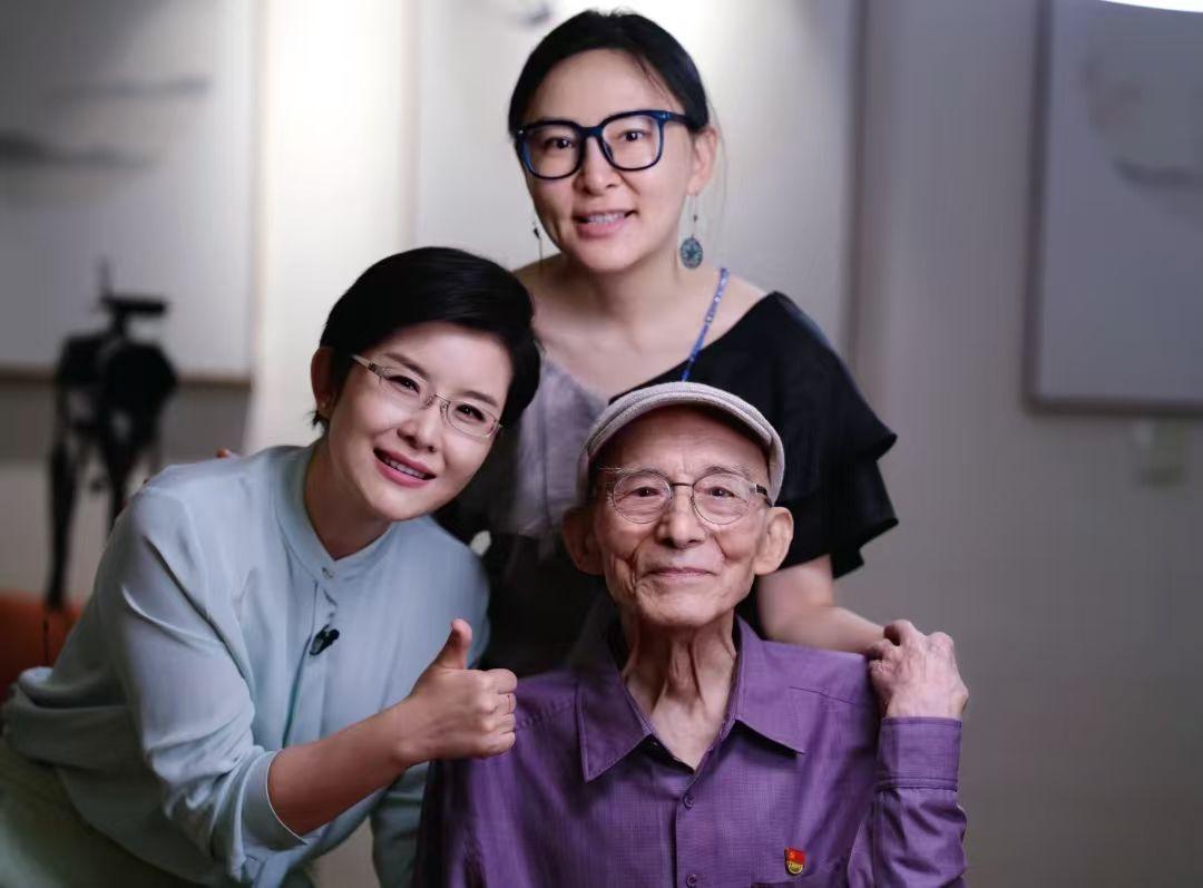 看了游本昌的履历
我愣了很久很久
不是因为他演活了济公，而是

因为他用了整整三