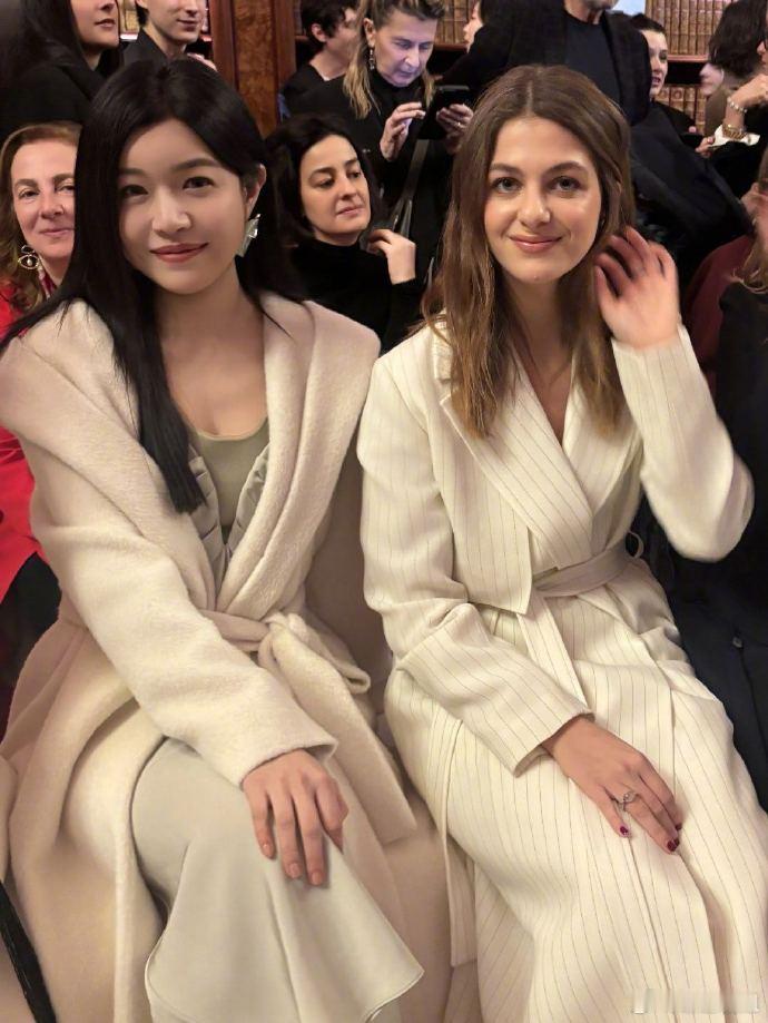 陈妍希叶童天才女友合照陈妍希看到喜欢的叶童和天才女友陈妍希分享米兰第三天：第三天