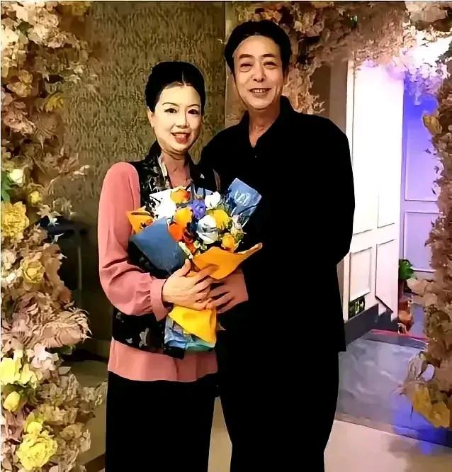 嫁人就嫁姚师兵这样的男人，你看他数十年如一日地将许敏宠成一朵不凋谢的花。好父亲的