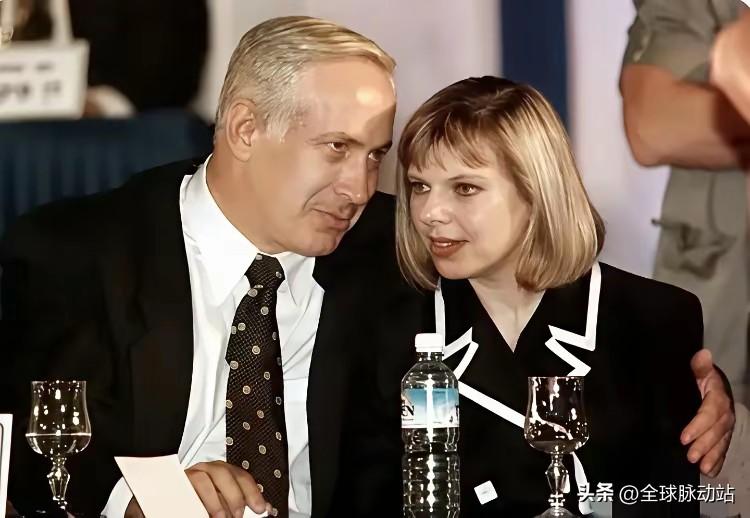 以色列总理内塔尼亚胡与夫人感情和睦，看上去十分恩爱；他与两个儿子的关系也十分融洽