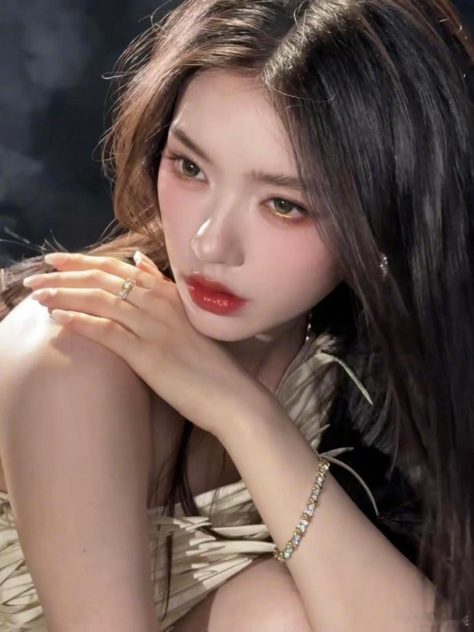 是谁又被林允美到失语林允这组图可以直接当封面 翻开林允这组氛围感大片瞬间被狠狠惊
