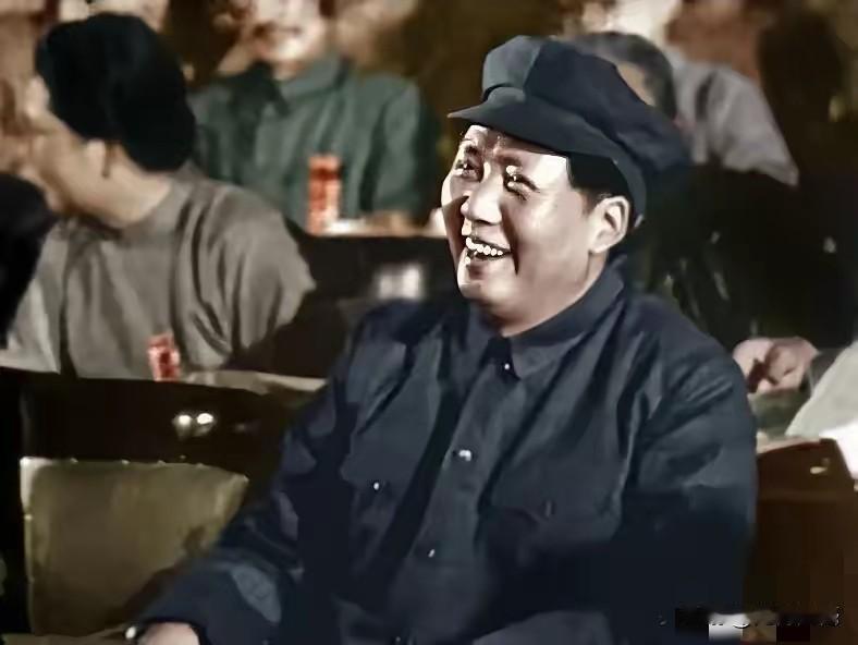 非常喜欢老人家这张照片，老人家的笑容特别的慈祥，特别的真诚，这是发自内心的笑容，