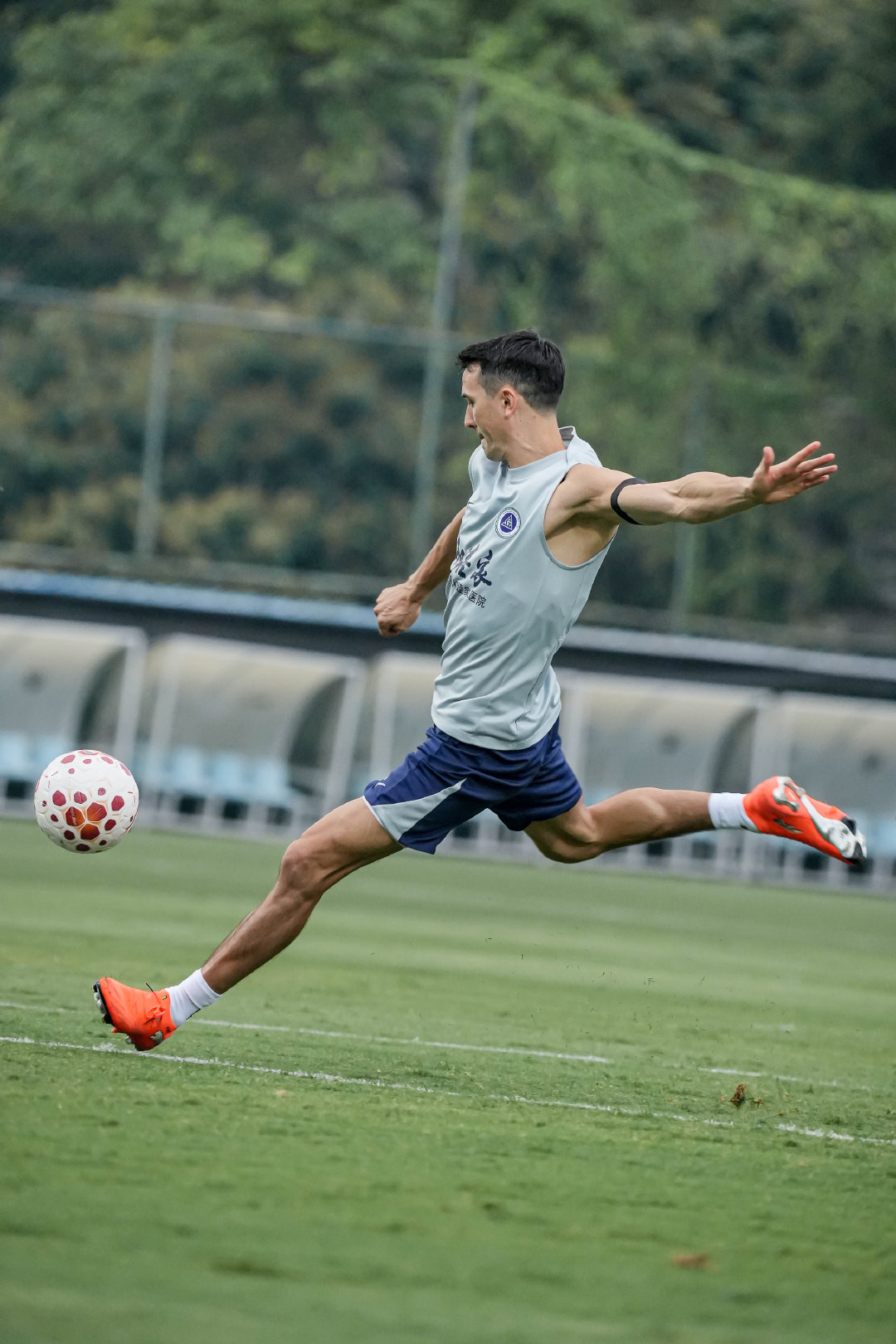 汗水挥洒在训练场💦深圳新鹏城 新鹏城的2026