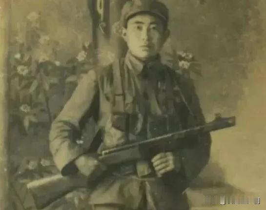1951年，朝鲜战场，一新兵正擦大炮，突然瞅见，美军阵地有顶奇怪的帐篷。他咬牙跺