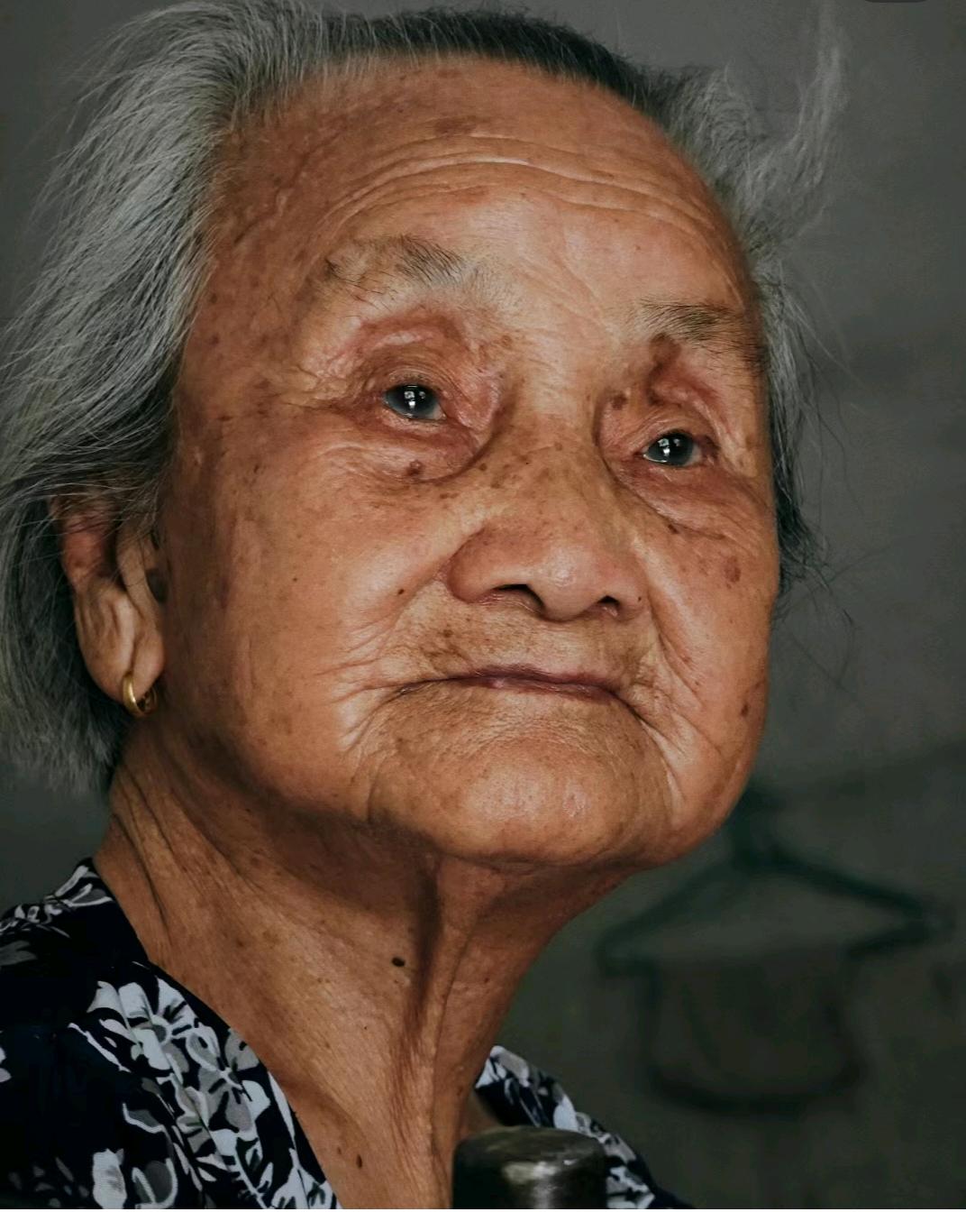 一位90岁高龄的老太太独自生活，她一直以为，自己儿子和两个女儿都在外工作，然而，