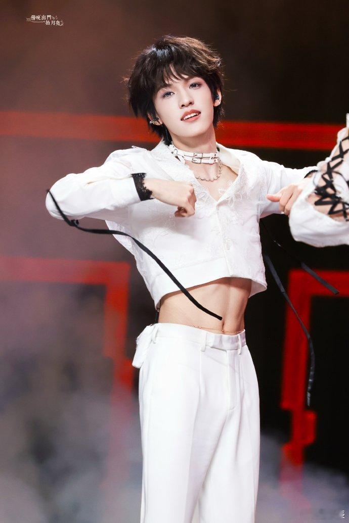 张泽禹别看手机看看我吧张泽禹毛绒小王冠  张泽禹戴毛绒小王冠登台，宛如童话里的小