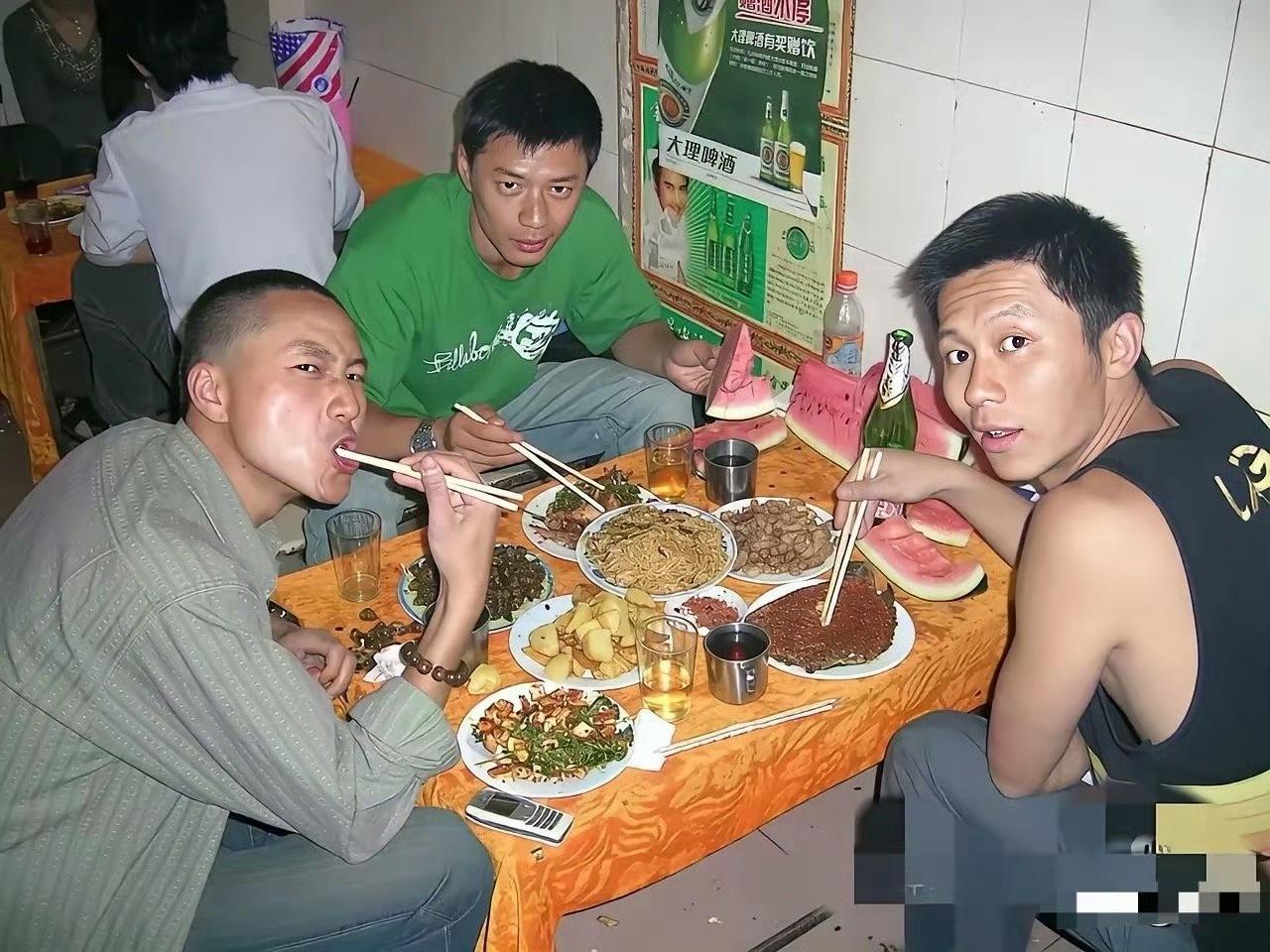 李晨：奕宏，咱啥时候能火？
段奕宏：火？冰啤都喝不起还想着火。
李晨：（晃诺基亚