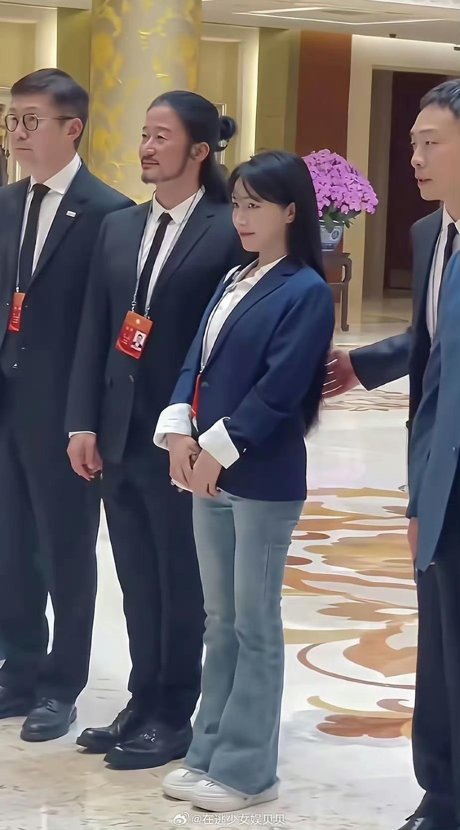 李子柒这丫头挺厉害，凭自己的能力，一个老人带大的农村姑娘，能混到今天，相当厉害了