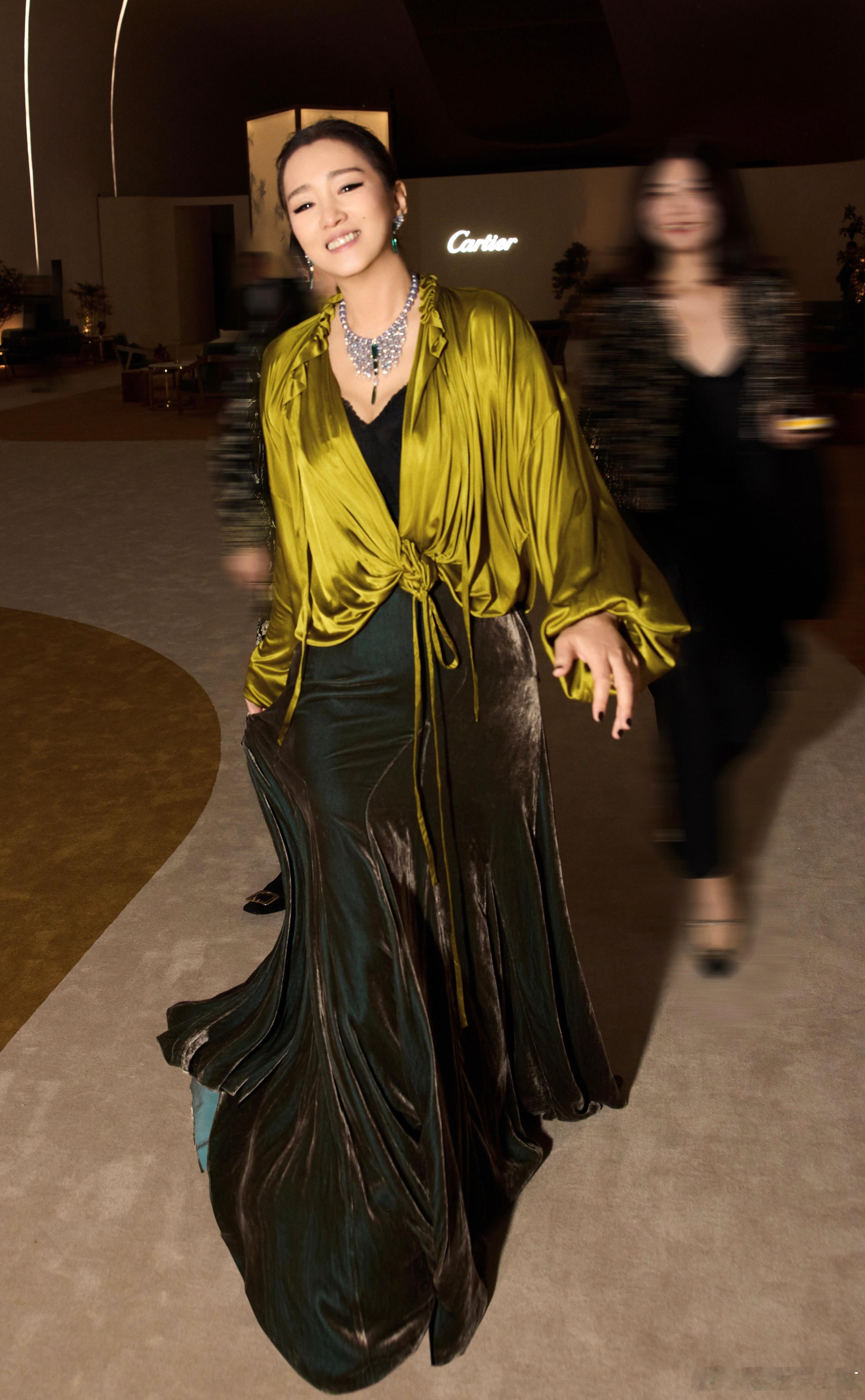 巩俐郭晶晶合照 巩皇一出场气场全开！与郭晶晶的历史性同框，不仅是颜值与气质的双重