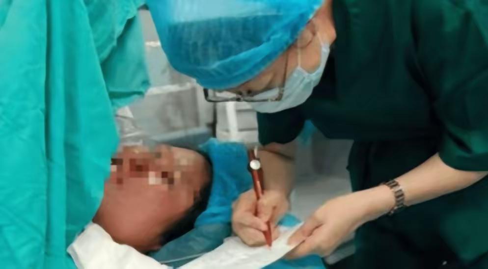 河南一聋哑女子难产，医生解开衣服一瞬间，肚子上面写着：“如果有危险，请先保孩子，
