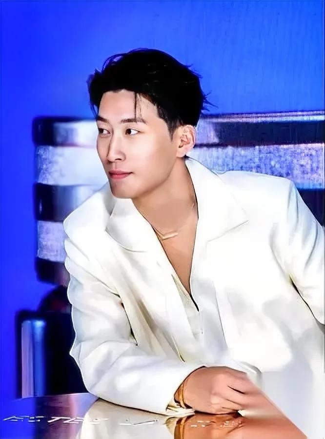 头像换了，账号关了！他俩无声上演断联戏码。窦骁悄悄去掉关联认证，何超莲生日晒照独