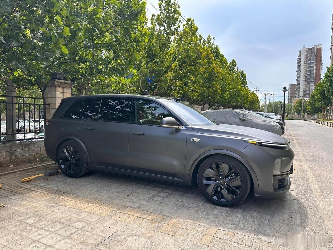 理想L9 换代产品谍照显示，方向盘上方小屏幕将被取消，相关信息整合至HUD和三块