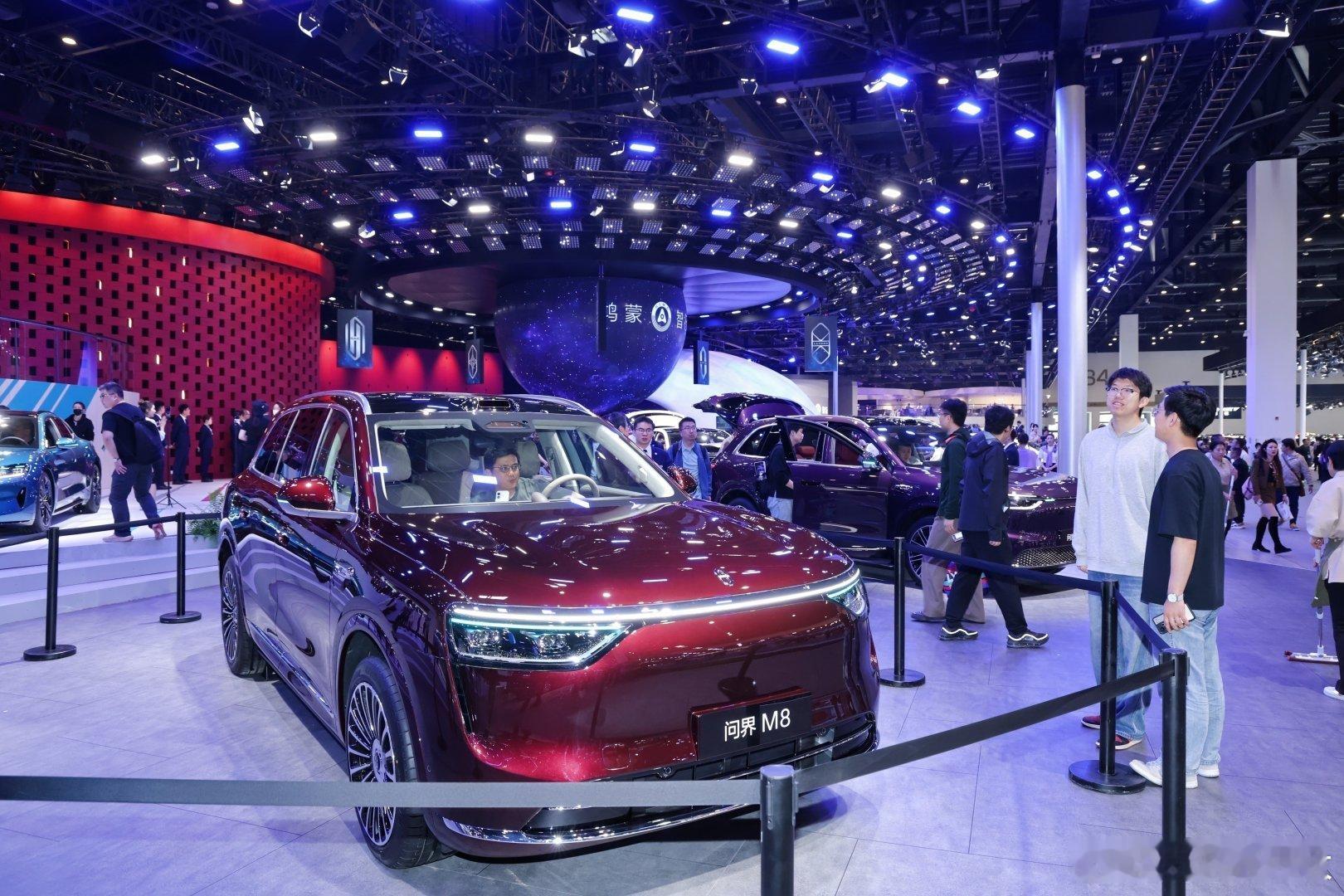 2026北京车展华为一口气发布了6款新车，雷军带着SU7家族亲自站台，手机圈的战