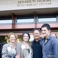 “AⅠ之父”黄仁勋夫妇的一双儿女，相貌完全成为了西方面孔
 
黄仁勋是根正苗红的