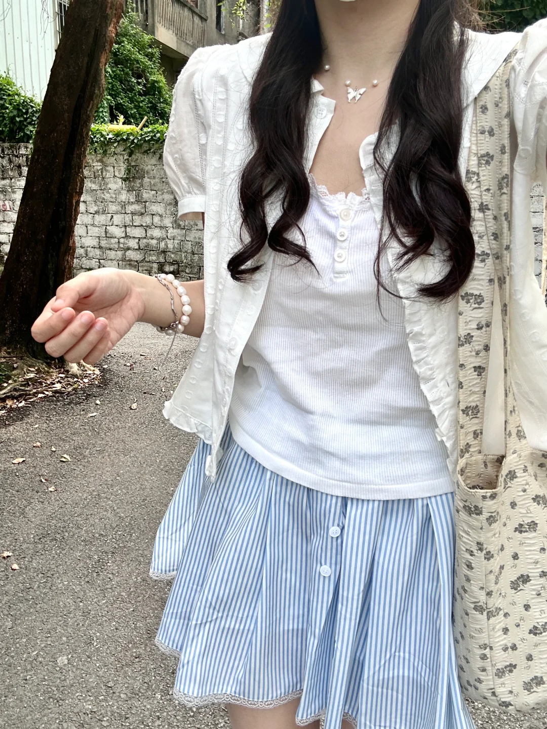 Bm吊带和娃娃领衬衫