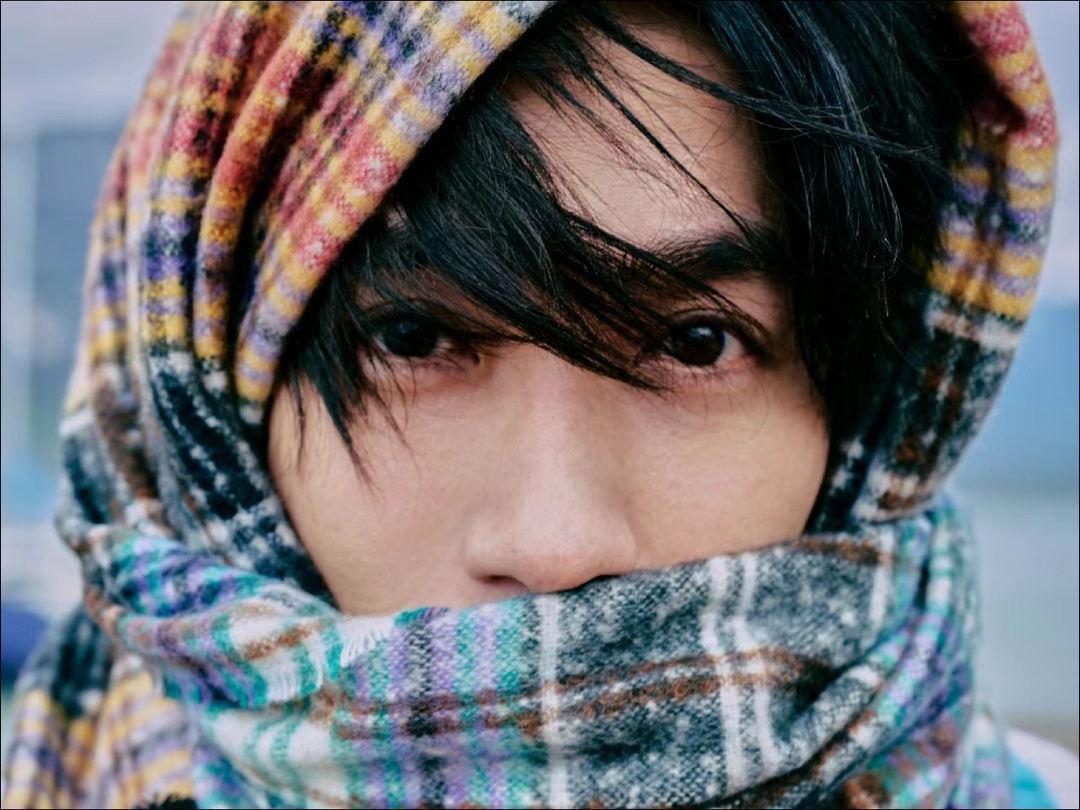 如果把这张照片拍成电影，大荧幕的冲击感～朱一龙的眼睛太适合怼脸放大拍了。 #杨蓉